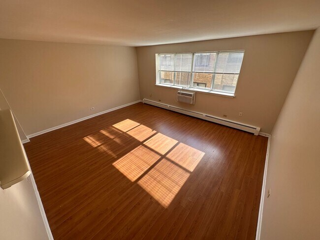Foto del edificio - 7300 N Ridge Blvd