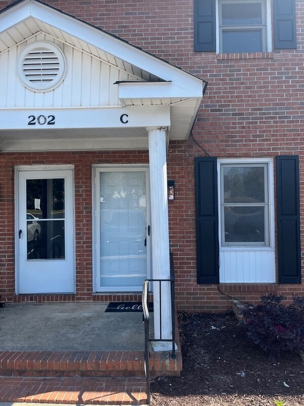 Foto principal - 202 Miller Rd