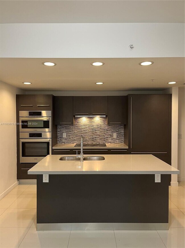 Foto del edificio - 7661 NW 107th Ave