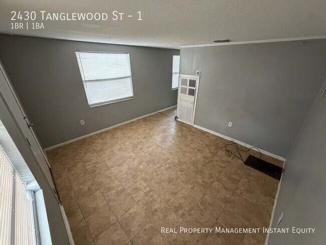 Foto del edificio - 2430 Tanglewood St