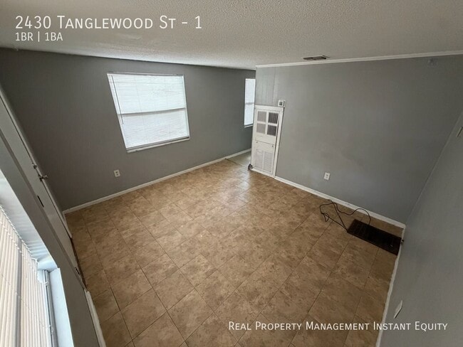 Building Photo - 2430 Tanglewood St