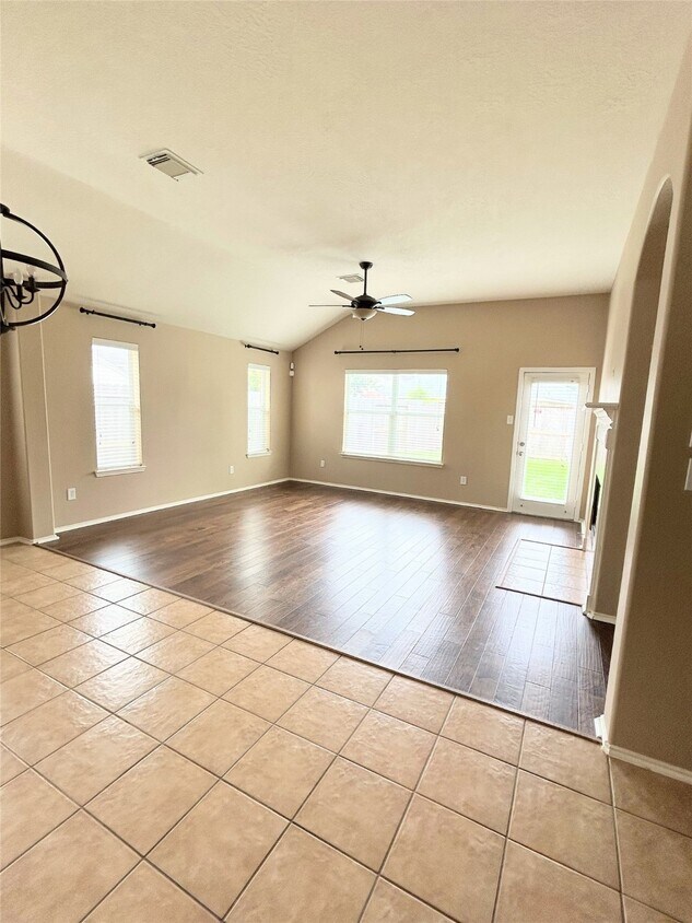 Foto del edificio - 2601 Cypress Springs Dr
