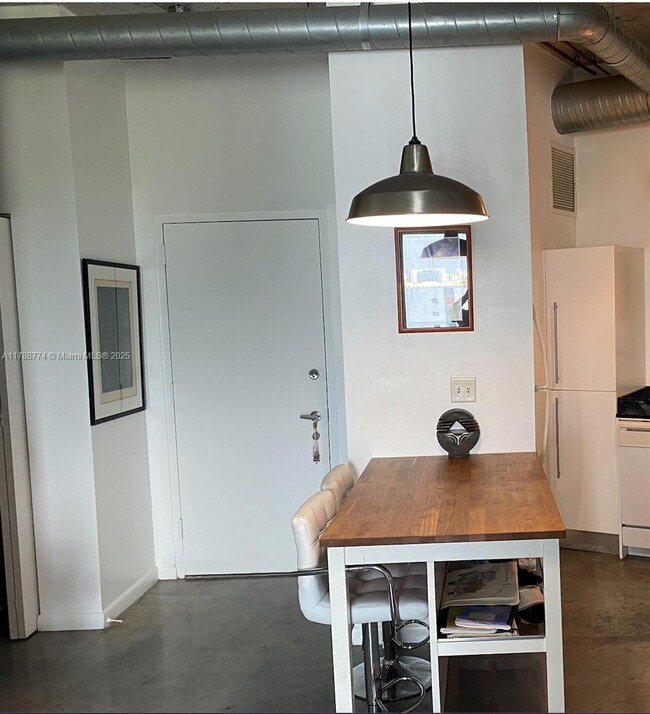 Foto del edificio - 10 SW South River Dr