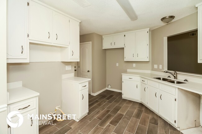 Building Photo - 1012 Forest Glen