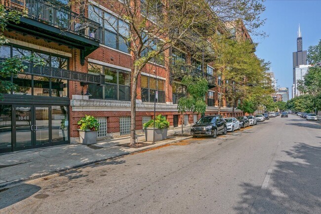 Foto del edificio - 1040 W Adams St