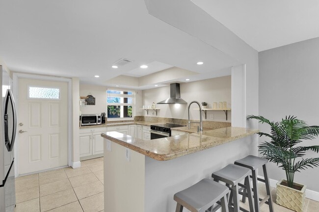 Building Photo - 1069 Hillsboro Mile