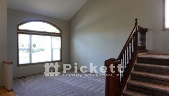 Building Photo - Spacious 4 Bedroom Ridgetop Home with View!