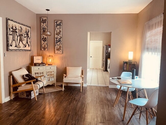 Building Photo - Lovely 3 Bedroom, 2 Bath Bungalow in the H...