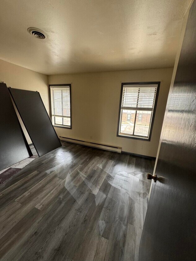 Building Photo - 3904 Sunset Square