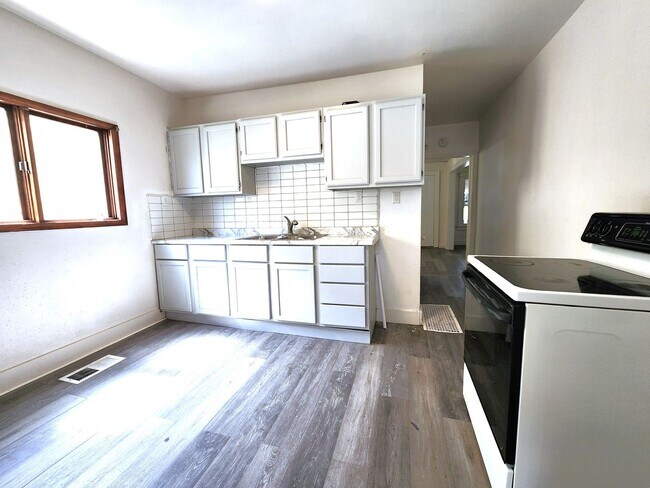 Foto del edificio - 5 bedroom single family - Available now!