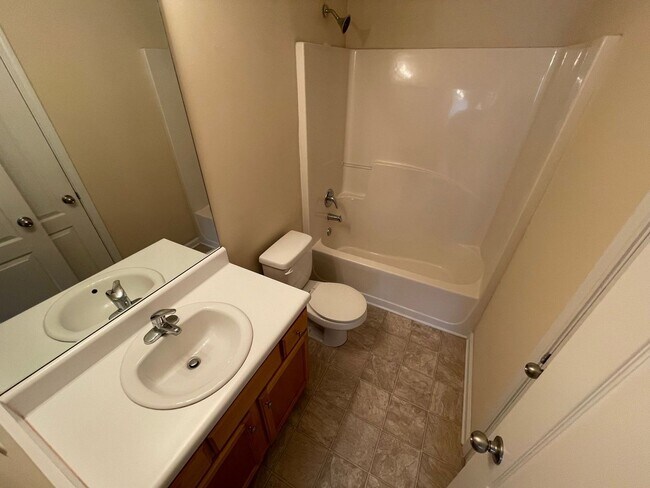 Foto del edificio - BRIDGEWATER HOME! PRE-LEASING FOR JULY 10T...