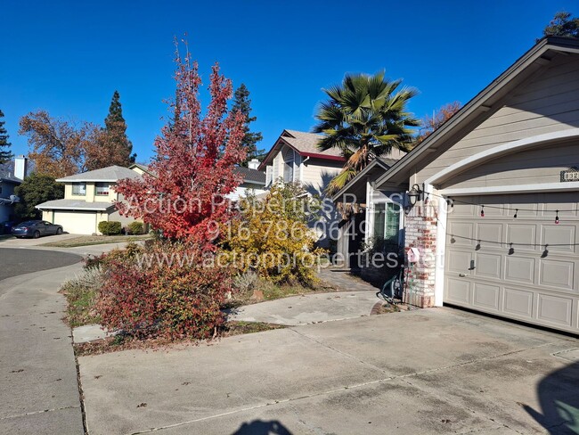 Building Photo - Updated 3 Bed, 2 Bath Home - Solar - Close...