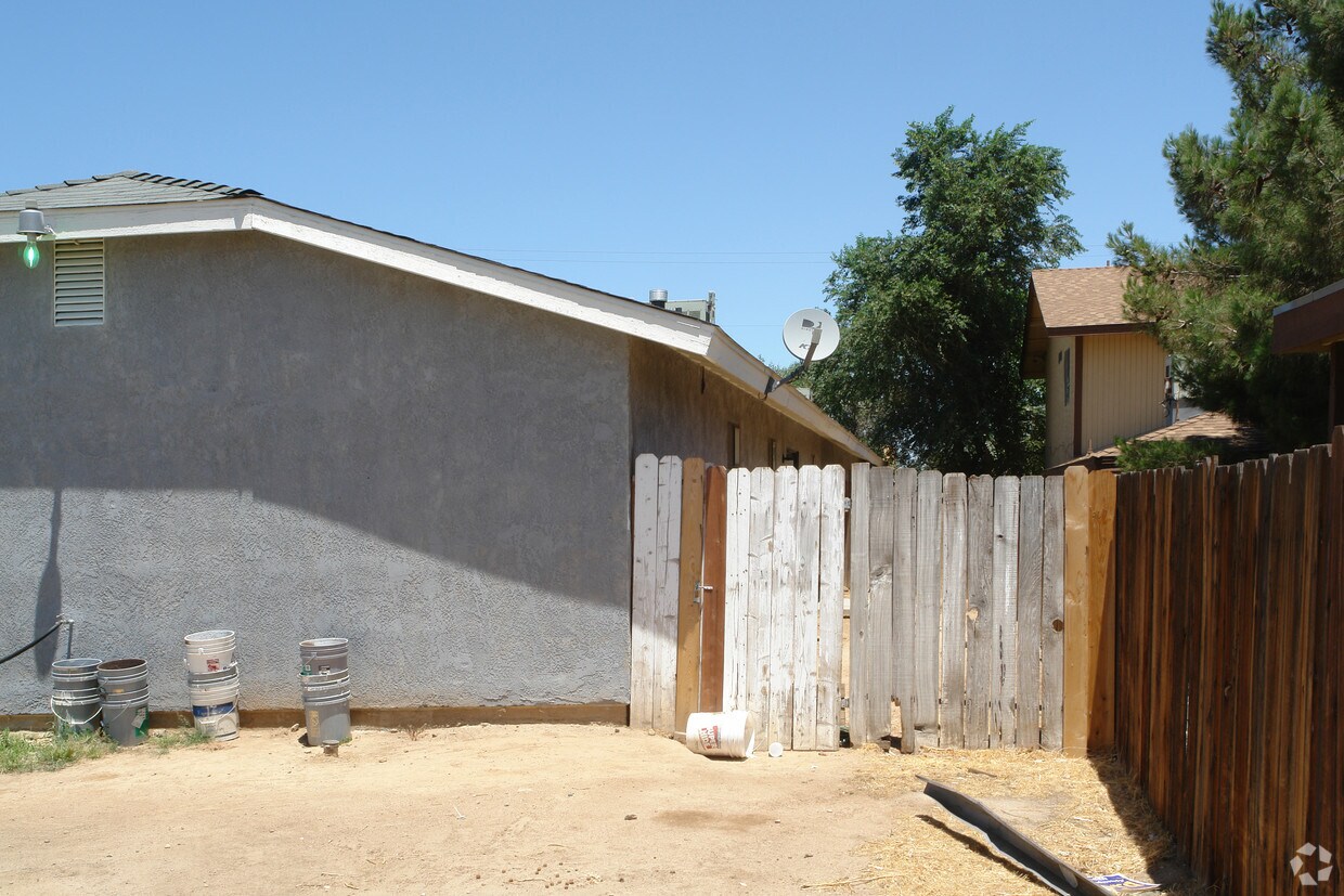 Foto del edificio - 15444 Bear Valley Rd
