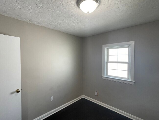 Building Photo - 105 Bennett Plz