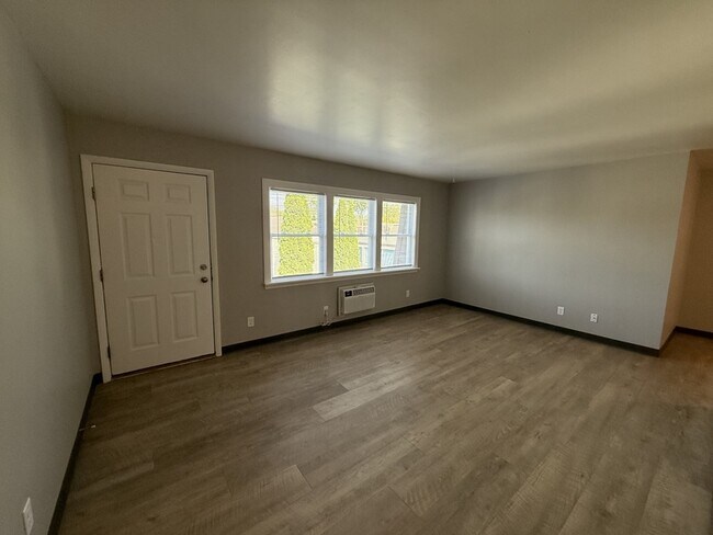 Building Photo - 1749 Edison St