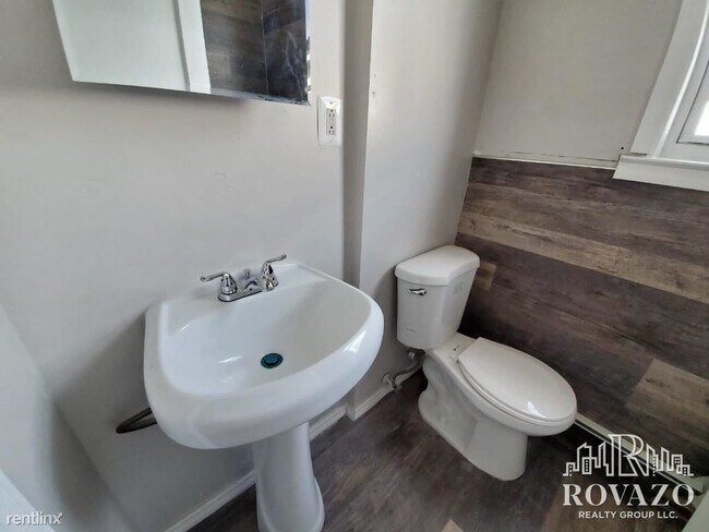 Building Photo - 3 br, 1 bath Apartment - 558 Lyons Ave # 2L