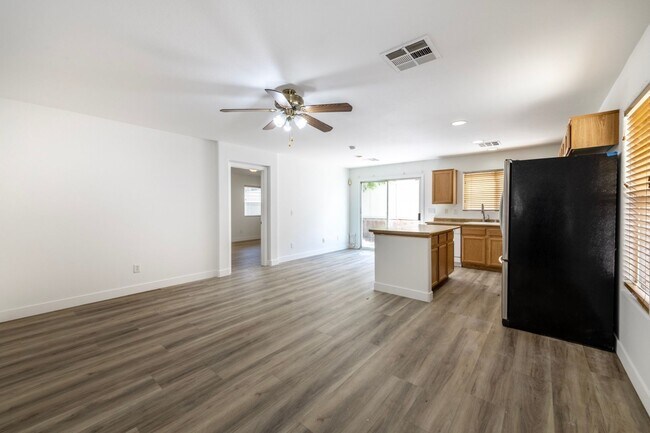 Building Photo - Charming Two Bedroom Two Bathroom home