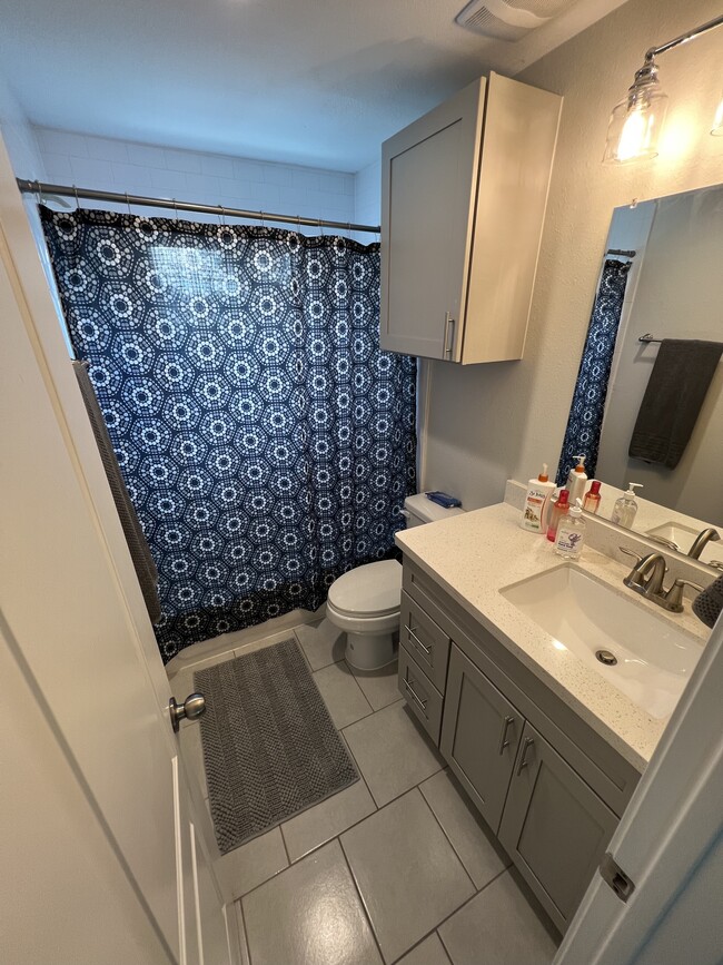Full Bath - 110 N Burr St