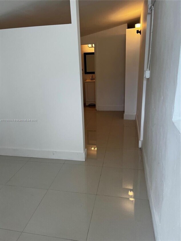 Foto del edificio - 6651 Custer St