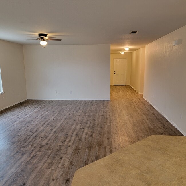 Building Photo - 330 Broken Bow
