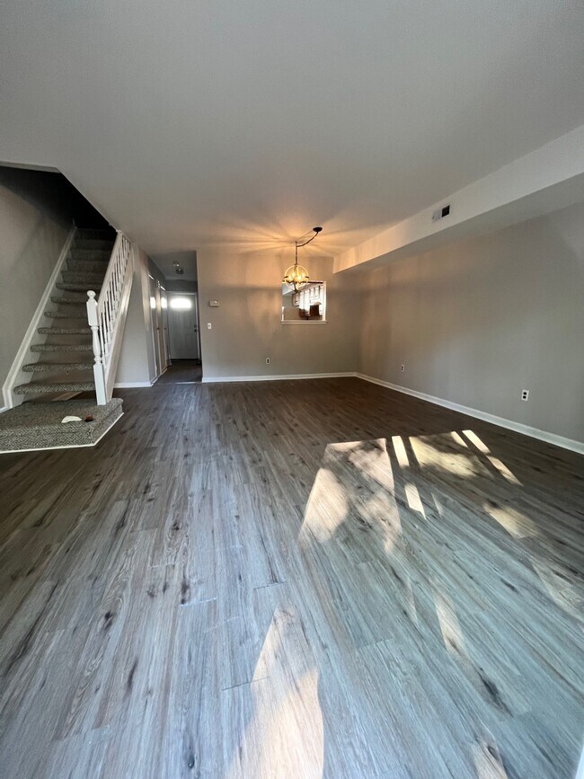 Building Photo - 58 Seguine Pl