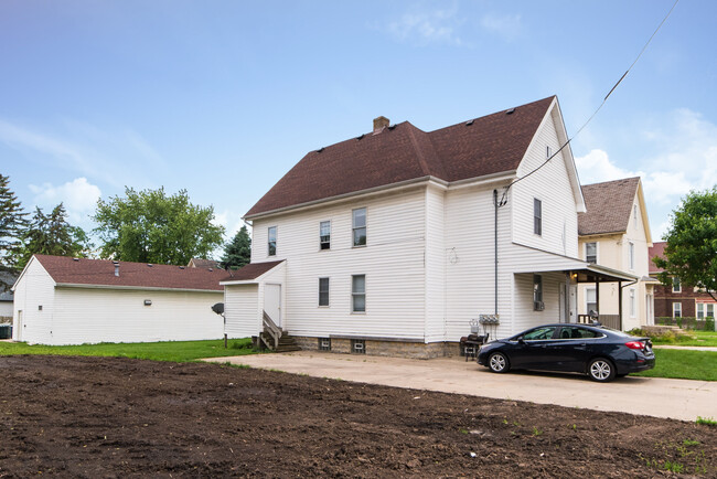 Building Photo - 816 E Lincoln Hwy