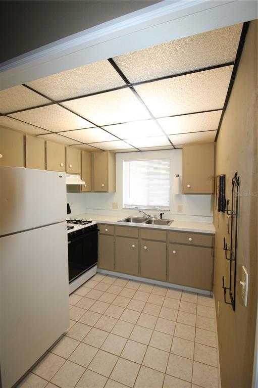 Building Photo - 400 El Camino Dr