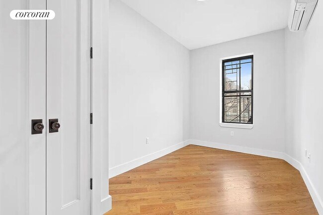 Foto del edificio - 677 Vanderbilt Ave