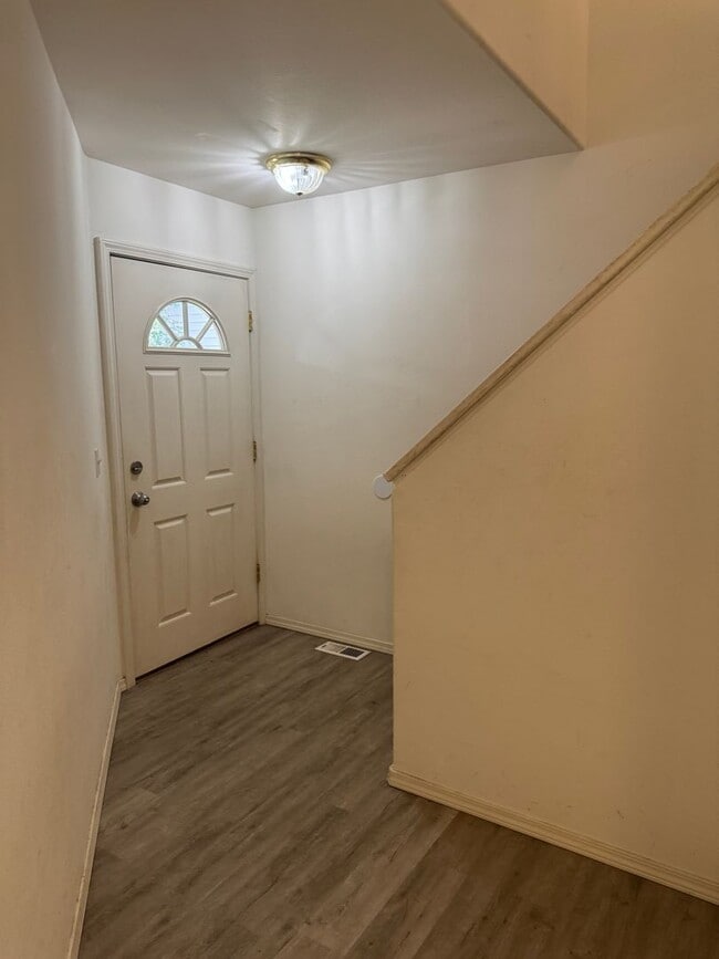 Building Photo - 3 bedroom home conveniently located