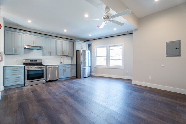 Building Photo - 528 Oak Ave