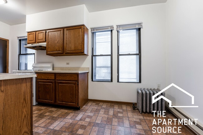 Building Photo - 621 W Melrose St