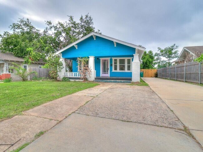 Building Photo - 3 Bed 1 Bath House Includes Pool Care!