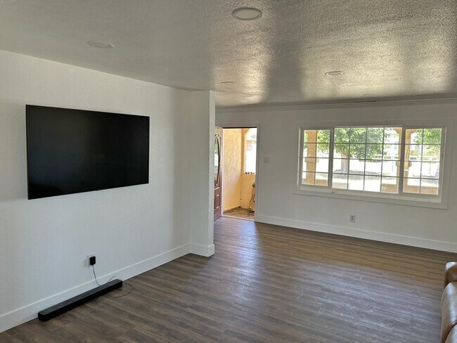 Foto del edificio - 15147 Dakota Rd