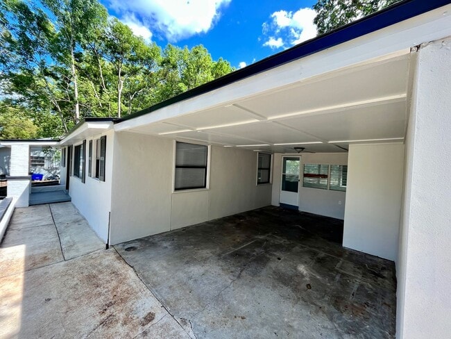 Building Photo - Renovated 3/1 w/carport and detached garage