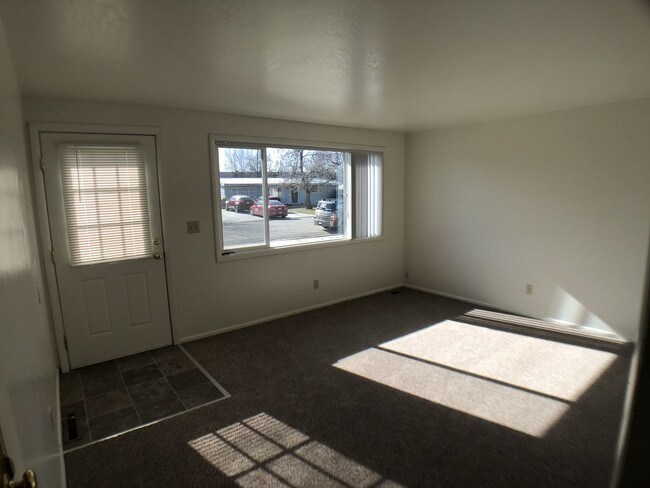 Building Photo - 3 bed 2 bath with basement