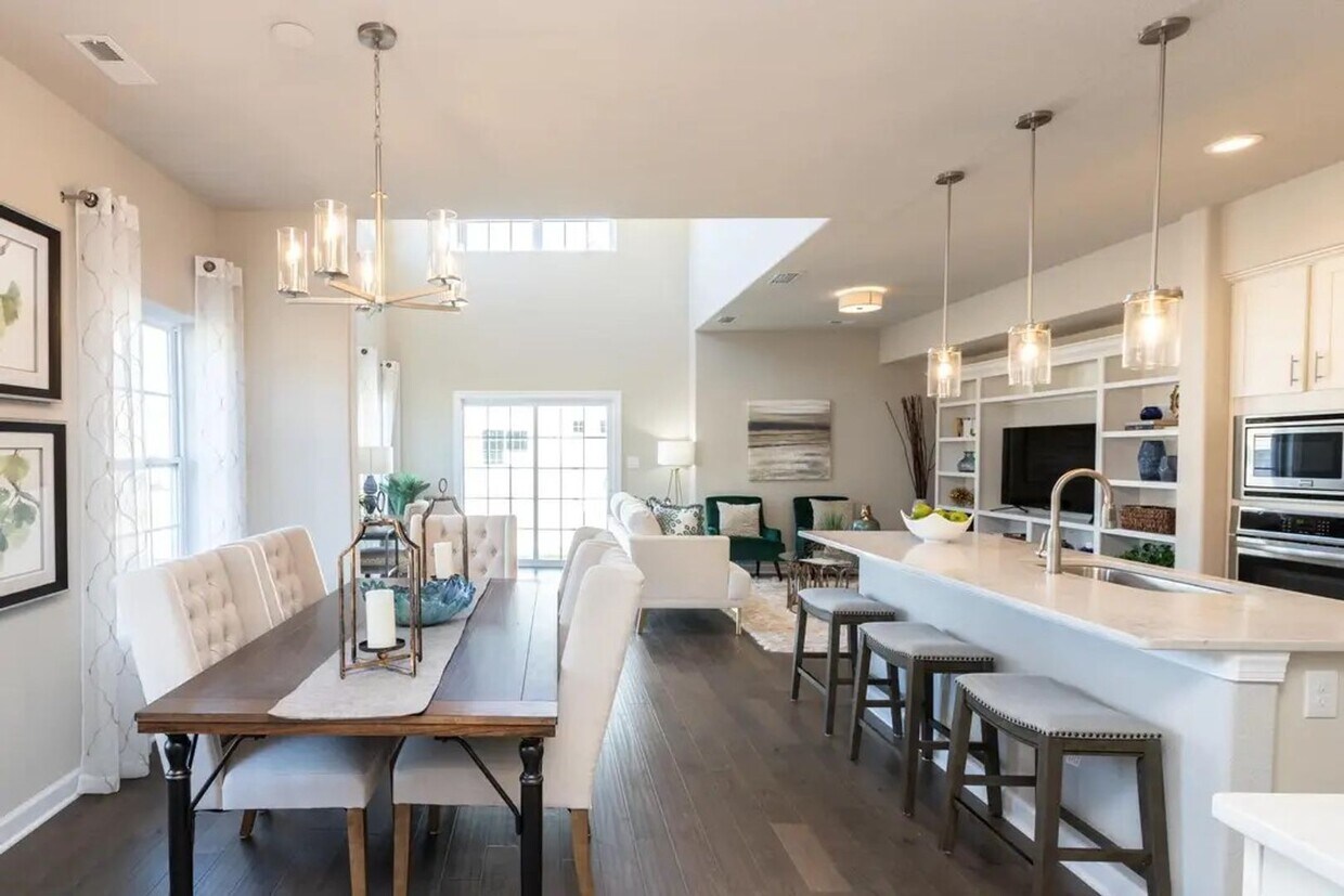 Foto principal - Beautiful model home end unit