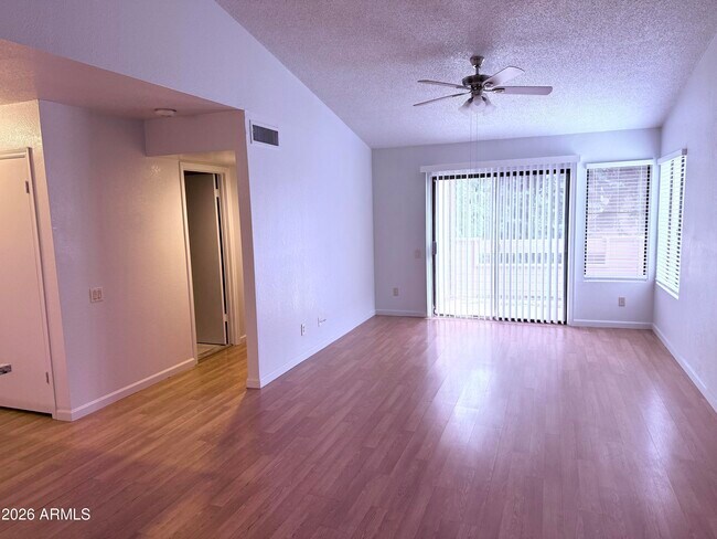 Foto del edificio - 2035 S Elm St