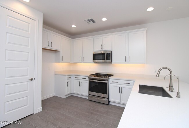 Building Photo - 5725 S Parkwood
