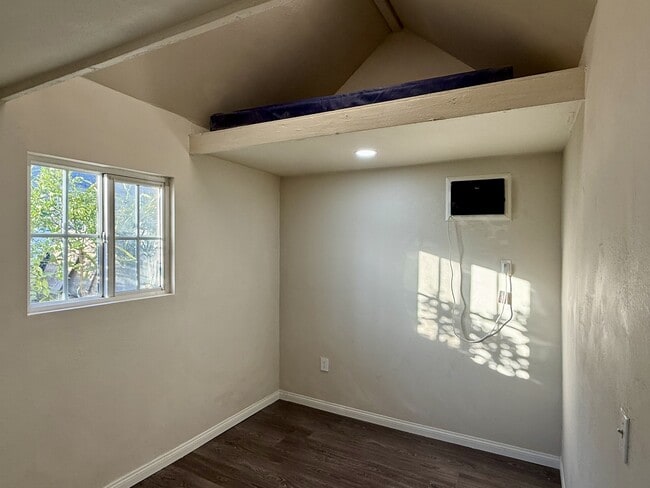 Building Photo - 5795 Kenwood Pl