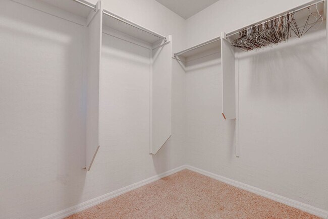 Foto del edificio - 2589 Chateau Clermont St