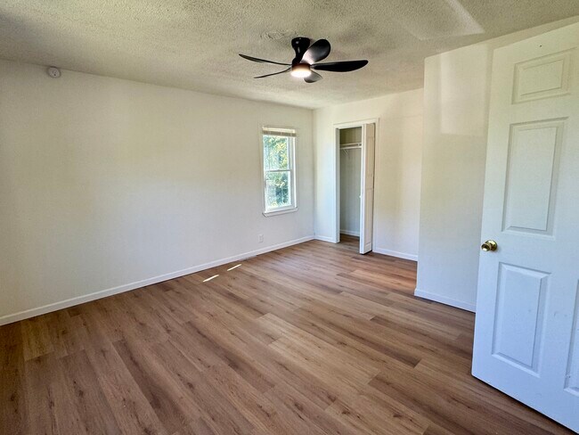 Foto del edificio - 8801 E Independence Ave