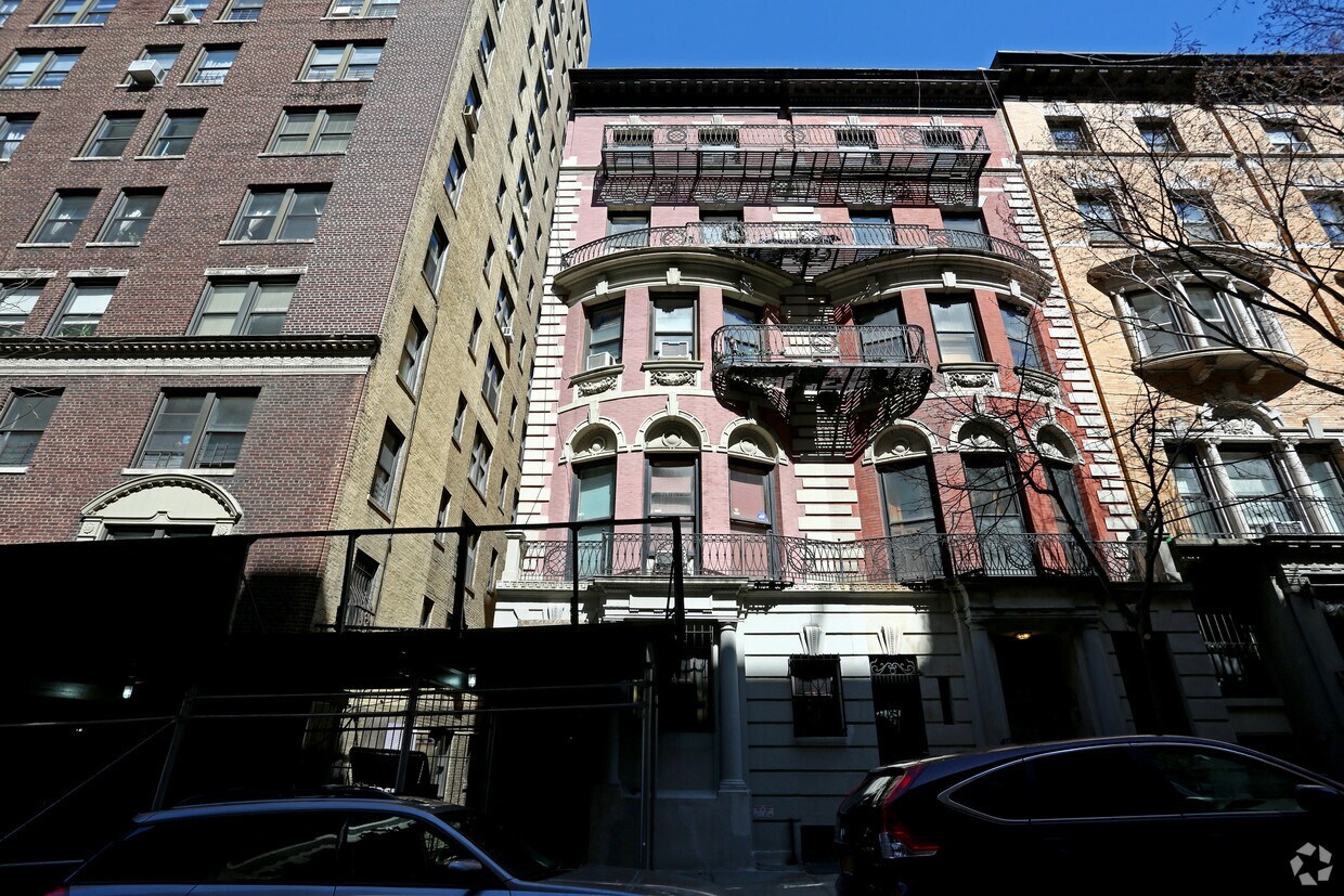 Building Photo - 325 W 100th St