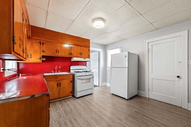 Foto del edificio - Charming 2-Bedroom Home with Fenced Yard –...