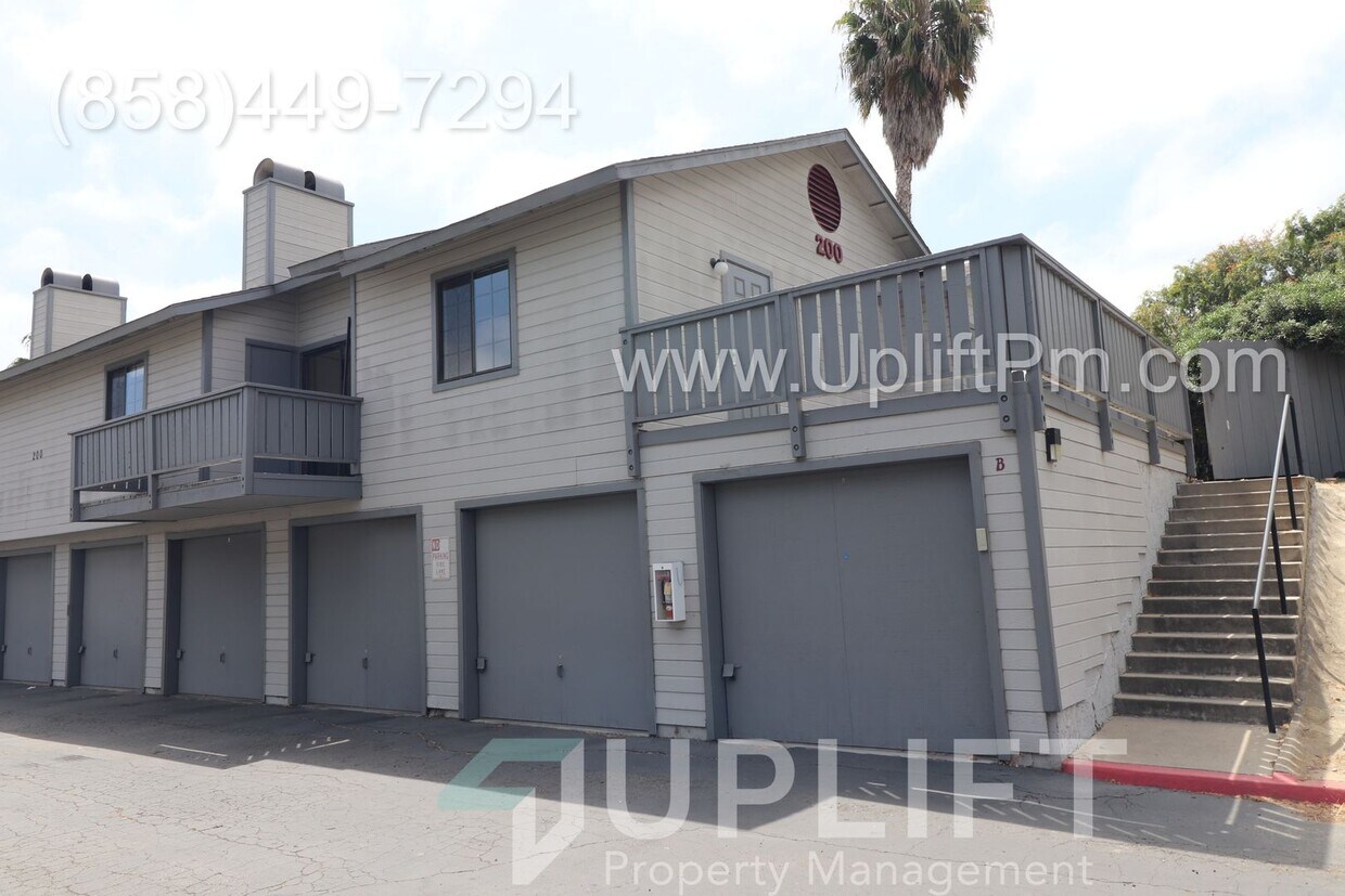 Foto principal - 2 Bed, 2 Bath w/ garage & fireplace