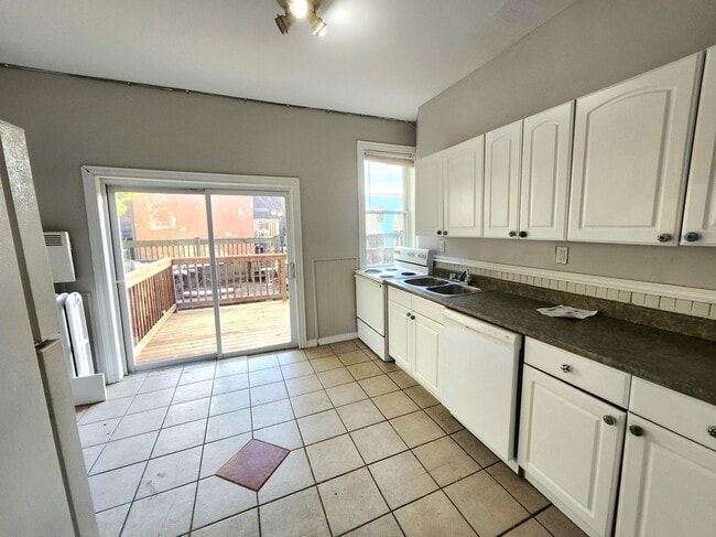 Building Photo - 242-242 Princess St