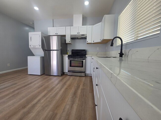Foto del edificio - 1715 W 64th St