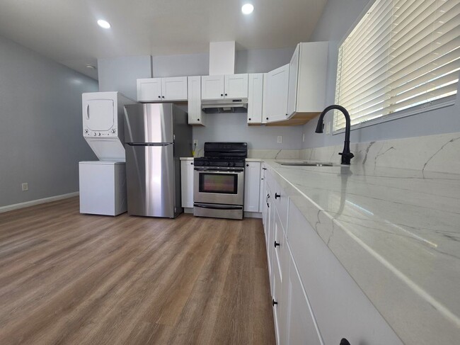 Building Photo - 1715 W 64th St