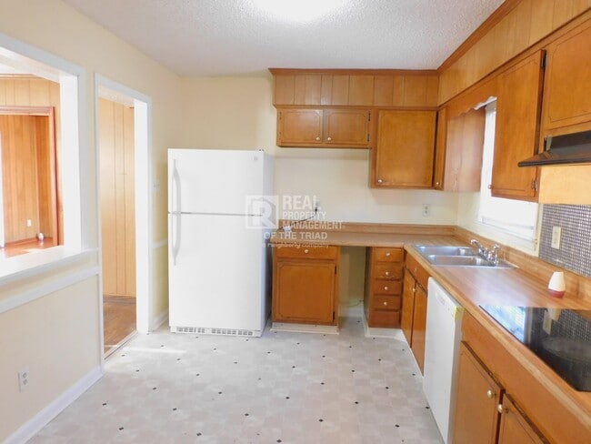Building Photo - 4BR/2BA Home off Four Season Blvd w/ fence...