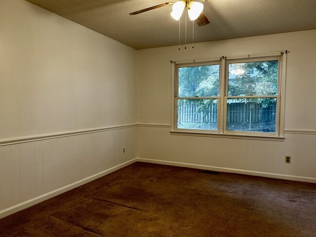 Building Photo - 105 Bucy Cir