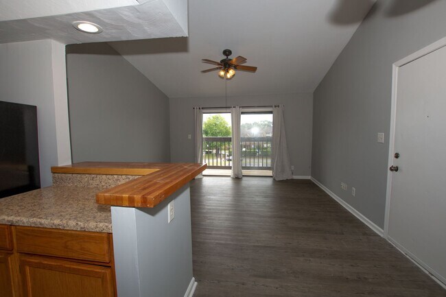 Building Photo - Awesome 1BR Condo w Amenities, Hampton